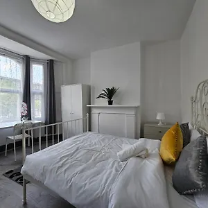family-room-near-queen-mary-college.brighton-hotels-england.com/